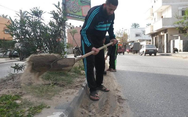 صور: حملة تنظيف للشارع الرئيس بدير البلح