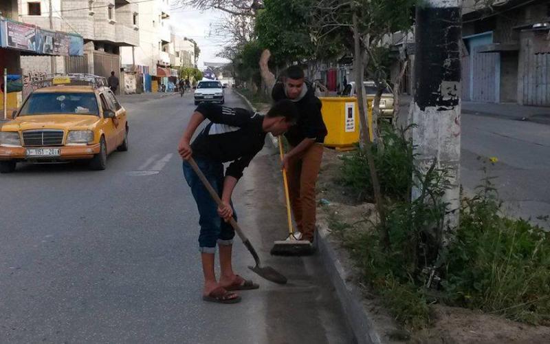 صور: حملة تنظيف للشارع الرئيس بدير البلح