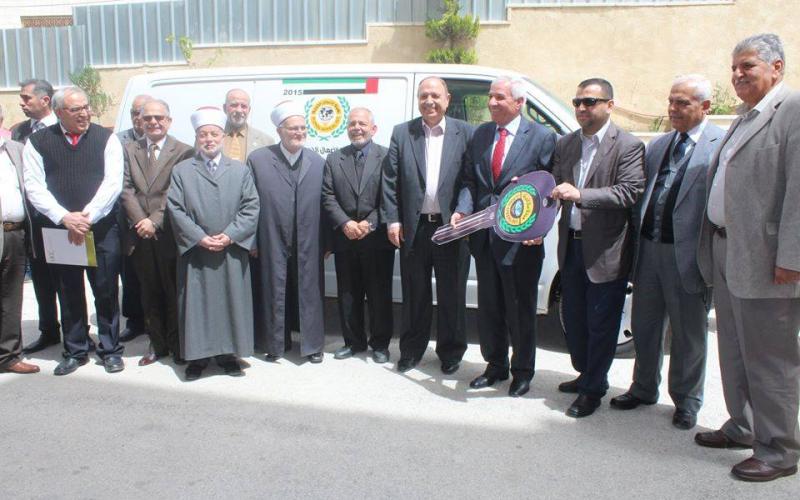 بالصور: أوقاف القدس تستلم سيارة نقل الموتى