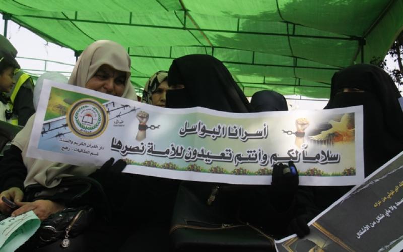 بالصور: الحركة النسائية تنظم مهرجاناً بيوم الأسير برفح