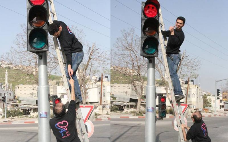 صور: نشطاء يكسرون روتين الإشارات الضوئية