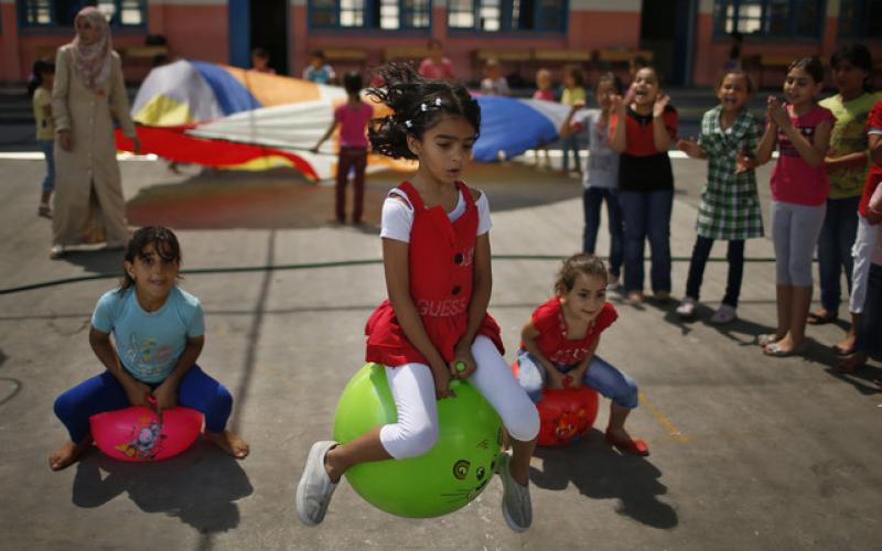 صور: أطفالٌ يلعبون وسطَ خطوط النّار