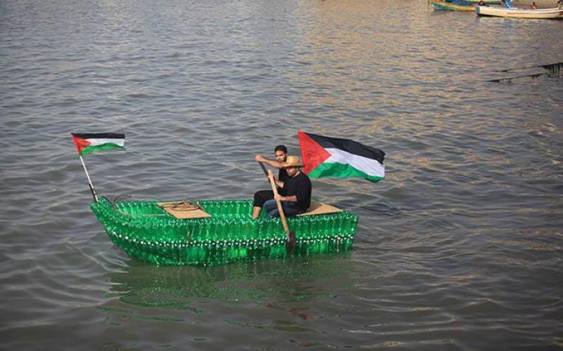 صور: لأول مرة في غزة قارب من القارورات
