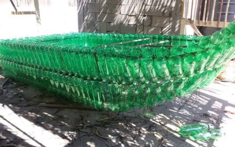 صور: لأول مرة في غزة قارب من القارورات