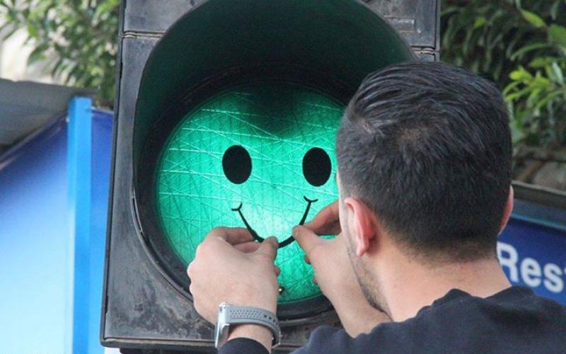 بالصور: ابتسامات على الإشارات تشعل نابلس
