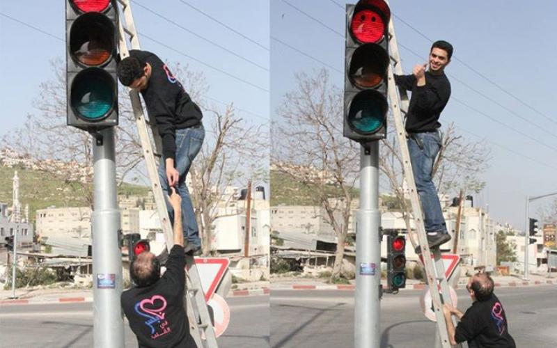 بالصور: ابتسامات على الإشارات تشعل نابلس