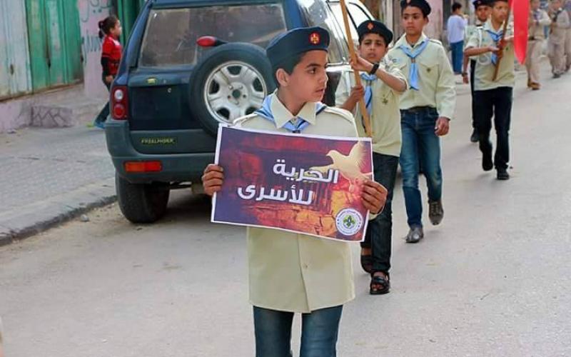 صور: كشافة المغازي تكرم عوائل الأسرى