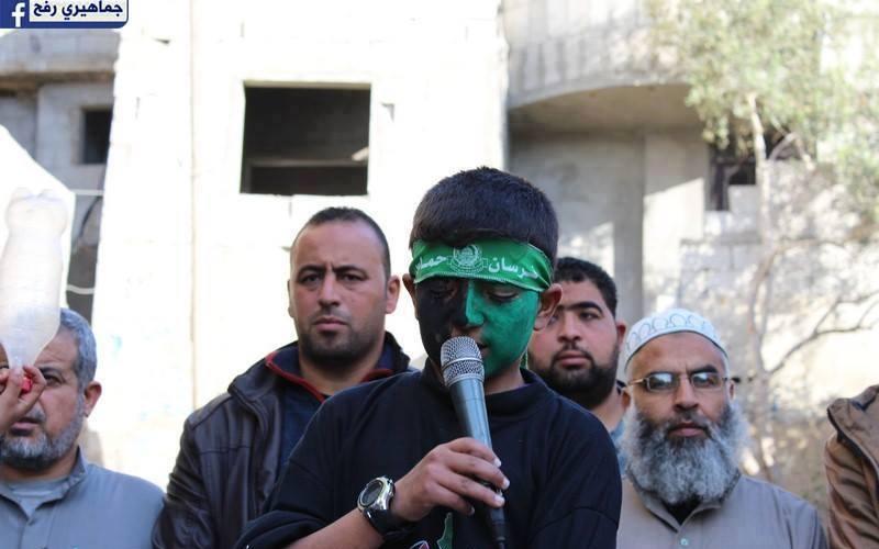 صور: وقفة تضامنية مع الأسرى برفح