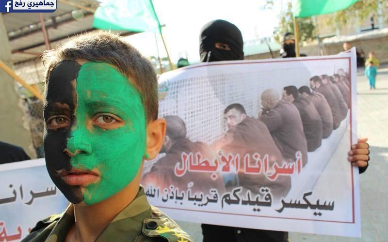 صور: وقفة تضامنية مع الأسرى برفح