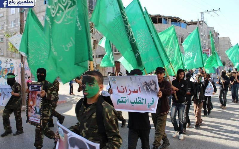 صور: وقفة تضامنية مع الأسرى برفح
