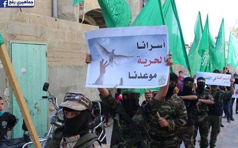 صور: وقفة تضامنية مع الأسرى برفح
