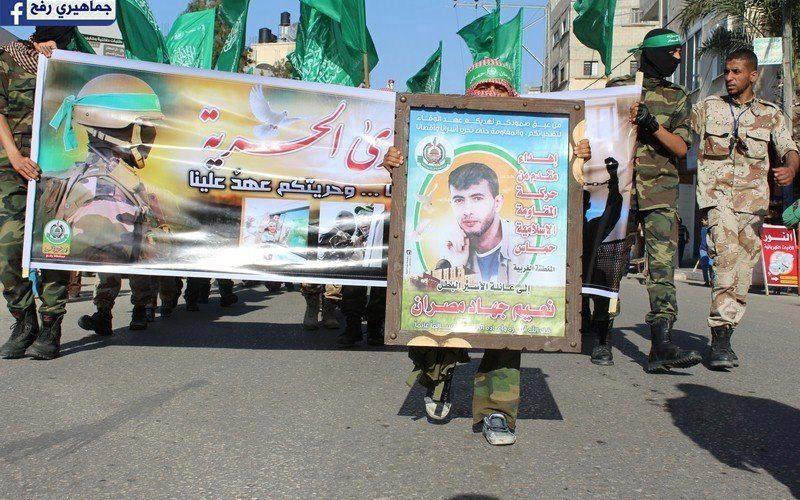 صور: وقفة تضامنية مع الأسرى برفح