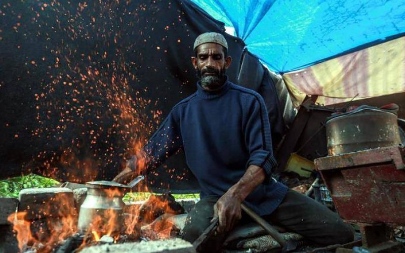صور: غزية تبحث عن رزقها بين الحديد والنار