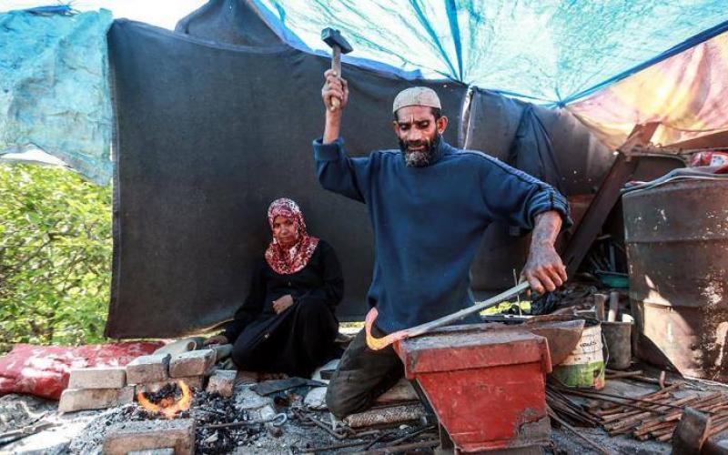 صور: غزية تبحث عن رزقها بين الحديد والنار