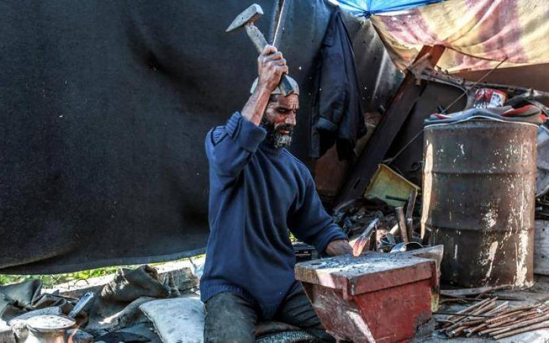صور: غزية تبحث عن رزقها بين الحديد والنار