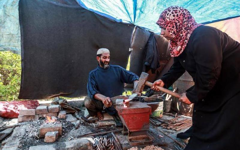 صور: غزية تبحث عن رزقها بين الحديد والنار