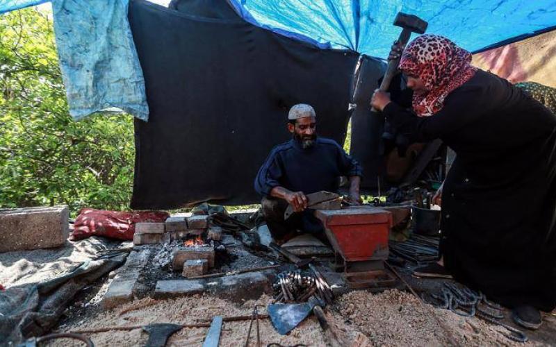 صور: غزية تبحث عن رزقها بين الحديد والنار