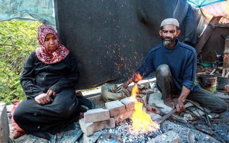 صور: غزية تبحث عن رزقها بين الحديد والنار