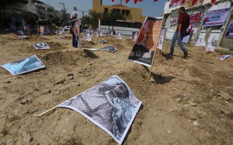 صور: 100 قبر رمزي للأسرى بغزة