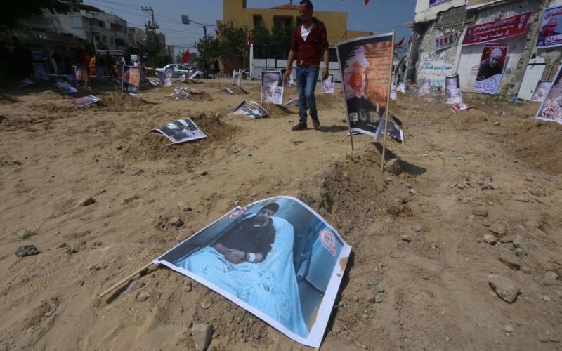 صور: 100 قبر رمزي للأسرى بغزة