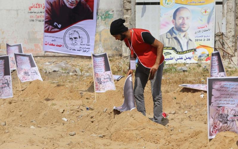 صور: 100 قبر رمزي للأسرى بغزة