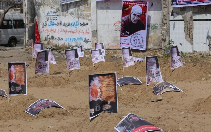صور: 100 قبر رمزي للأسرى بغزة