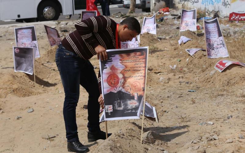 صور: 100 قبر رمزي للأسرى بغزة