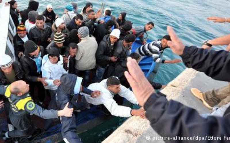 صور: مهاجرون وليمة لأسماك البحر