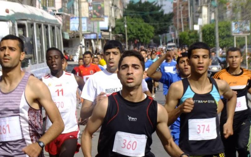 بالصور: حماس تنظم سباق الضاحية بخانيونس