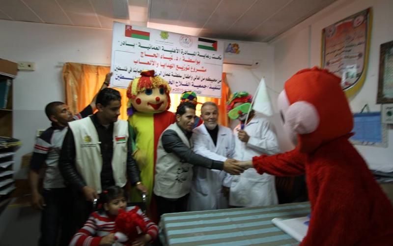 صور: "بادر" توزع هدايا على أطفال مرضى