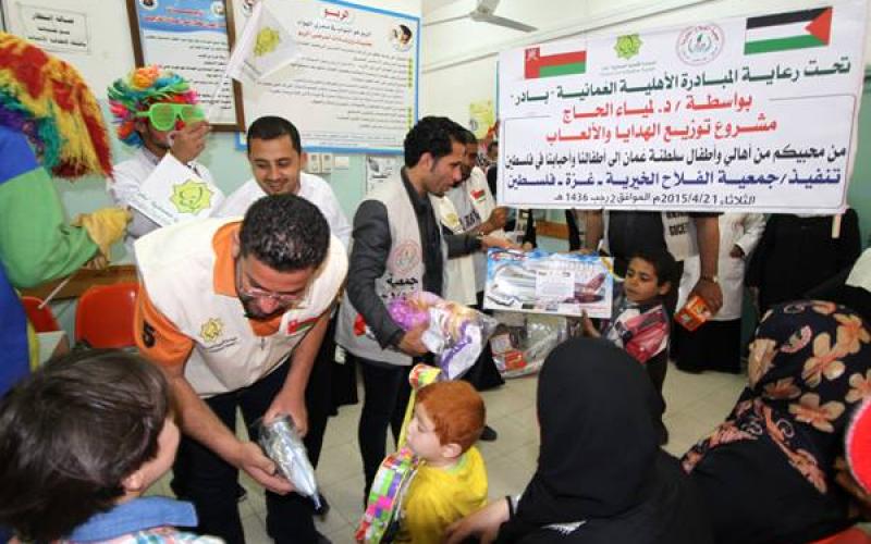 صور: "بادر" توزع هدايا على أطفال مرضى