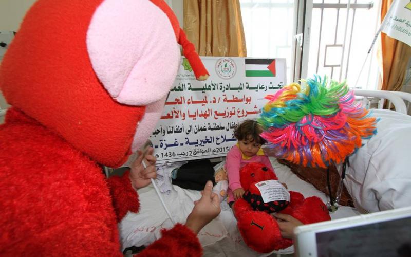 صور: "بادر" توزع هدايا على أطفال مرضى