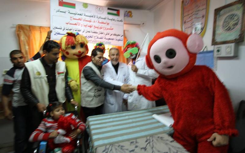 صور: "بادر" توزع هدايا على أطفال مرضى