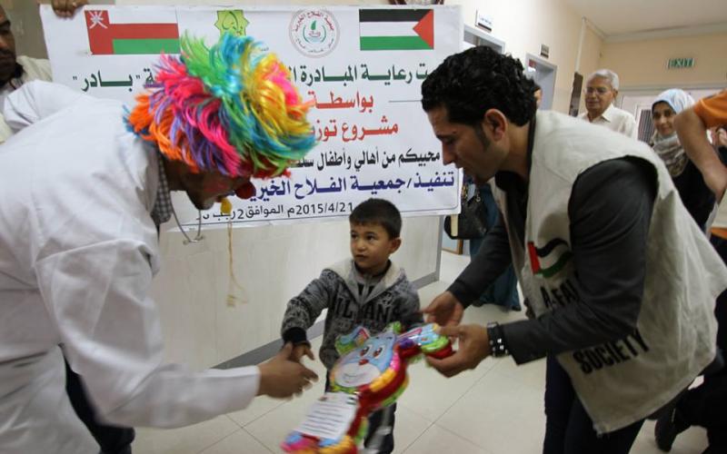 صور: "بادر" توزع هدايا على أطفال مرضى