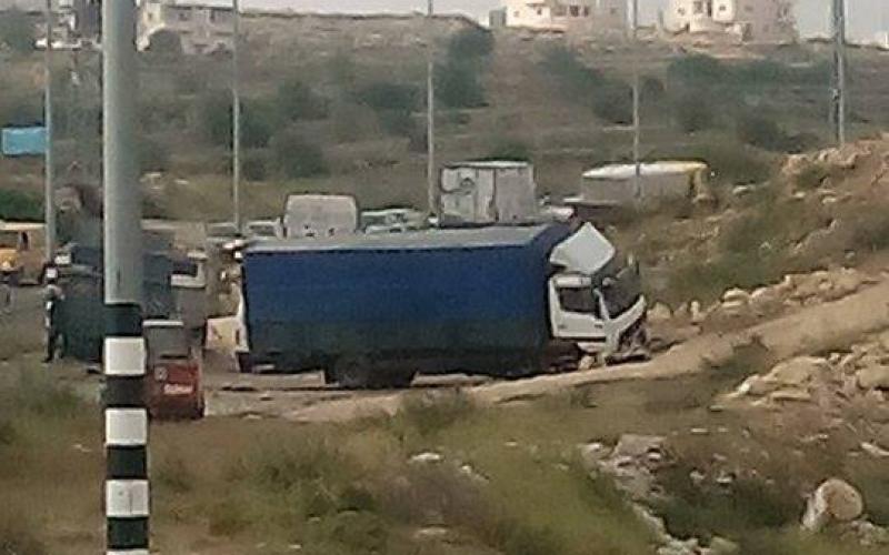 بالصور: اصطدام مركبتين على طريق حلحول