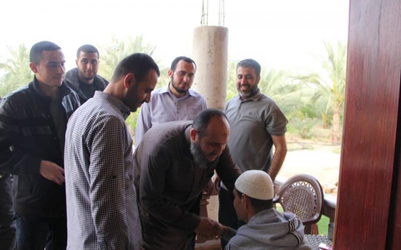 بالصور: حماس تزور منزل الاستشهادي أبو سمرة