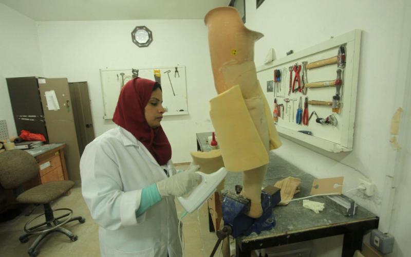 صور: أول فتاة تصنع الأطراف الصناعية بغزة