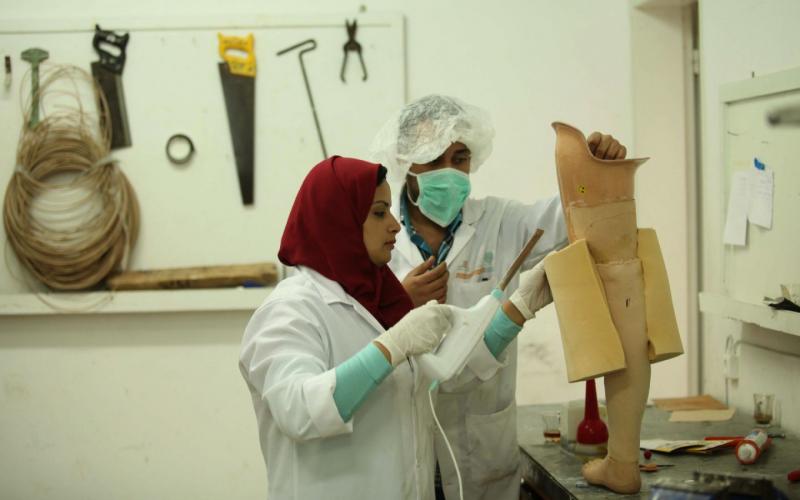صور: أول فتاة تصنع الأطراف الصناعية بغزة