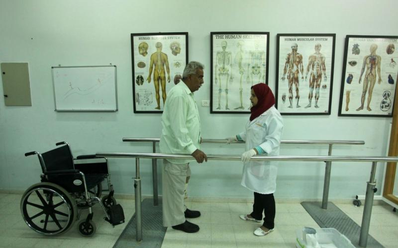 صور: أول فتاة تصنع الأطراف الصناعية بغزة