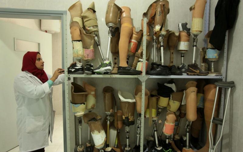 صور: أول فتاة تصنع الأطراف الصناعية بغزة