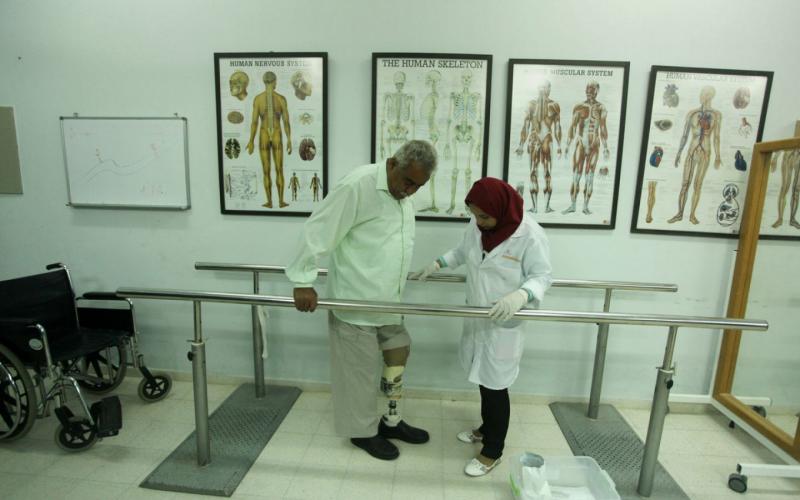 صور: أول فتاة تصنع الأطراف الصناعية بغزة