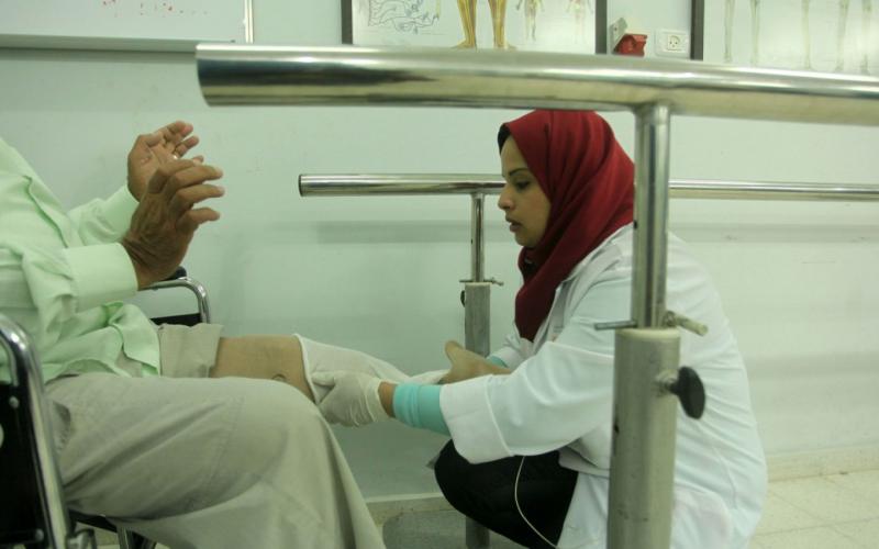 صور: أول فتاة تصنع الأطراف الصناعية بغزة