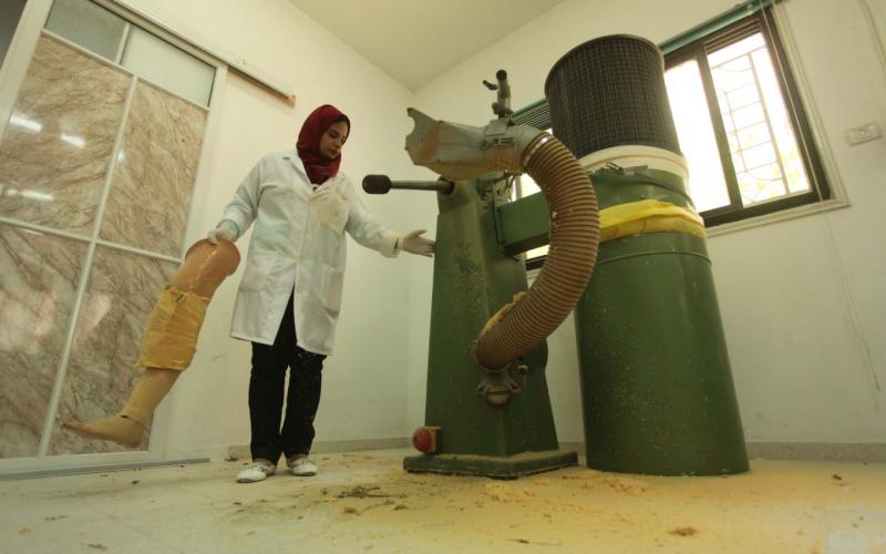 صور: أول فتاة تصنع الأطراف الصناعية بغزة