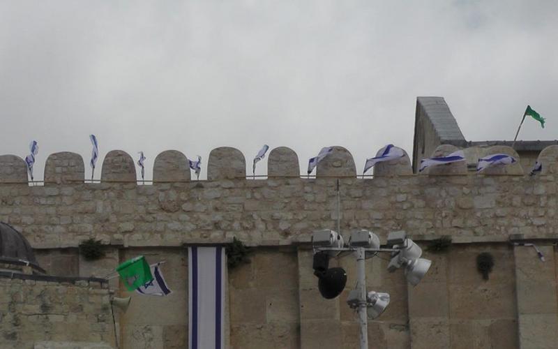 صور: أعلام الاحتلال على المسجد الإبراهيمي