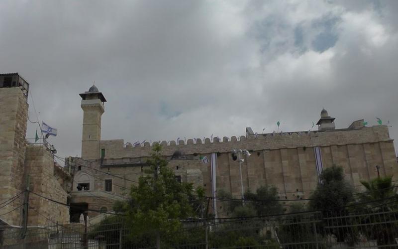 صور: أعلام الاحتلال على المسجد الإبراهيمي