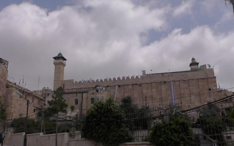 صور: أعلام الاحتلال على المسجد الإبراهيمي
