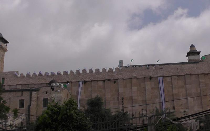 صور: أعلام الاحتلال على المسجد الإبراهيمي