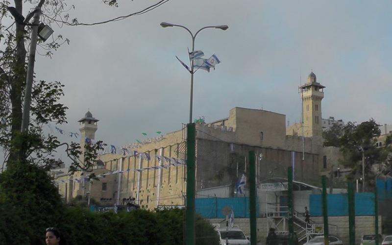 صور: أعلام الاحتلال على المسجد الإبراهيمي