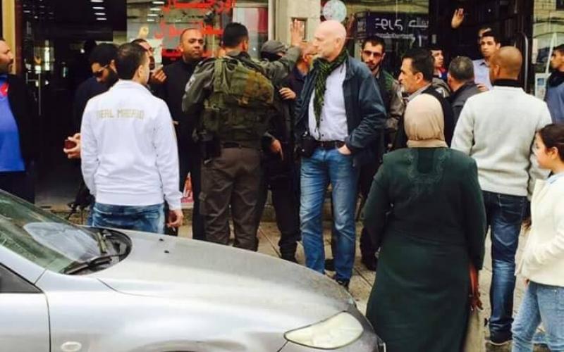 صور: جنود يقتحمون محلات تجارية بالقدس