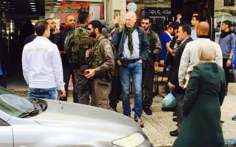 صور: جنود يقتحمون محلات تجارية بالقدس